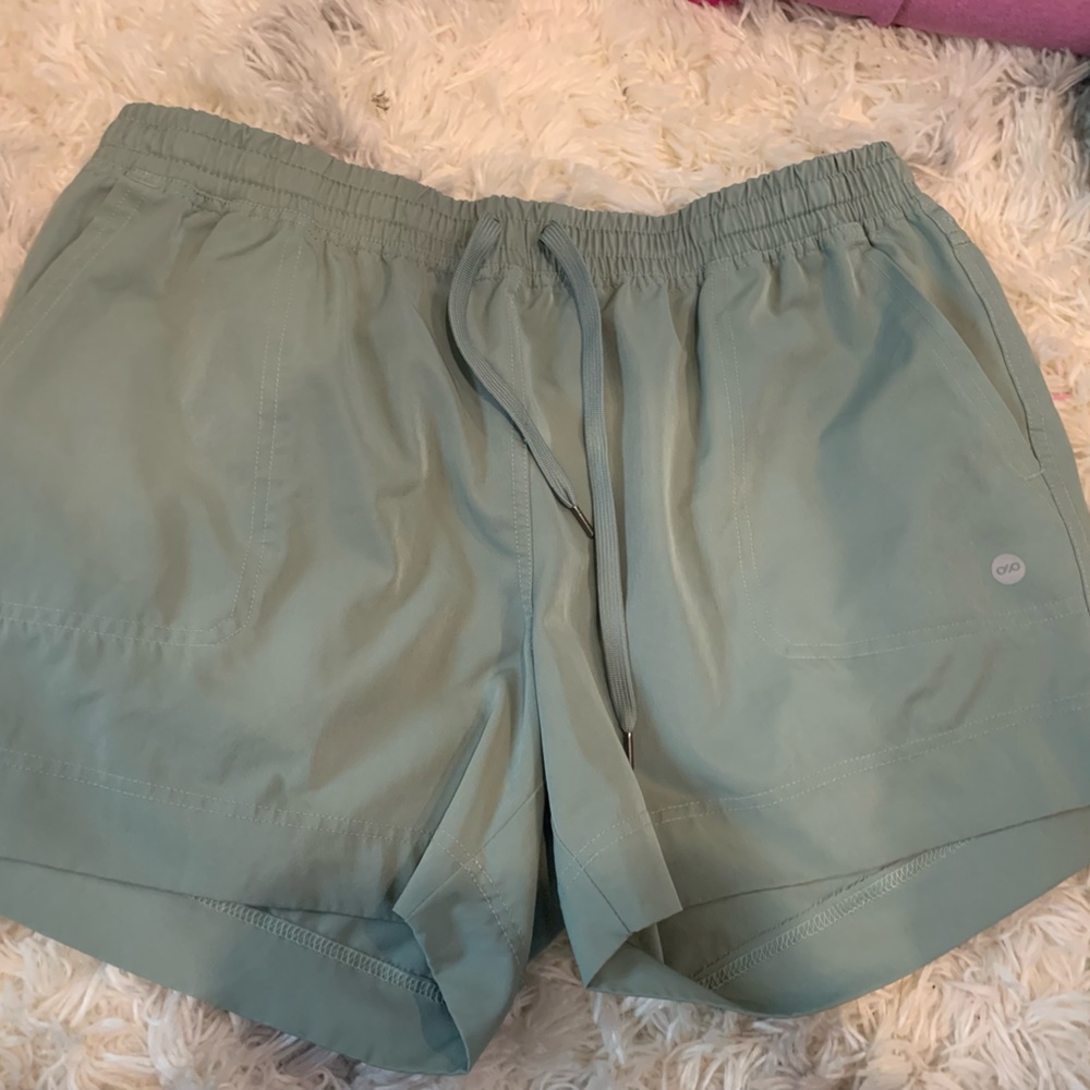 Dip athletic shorts